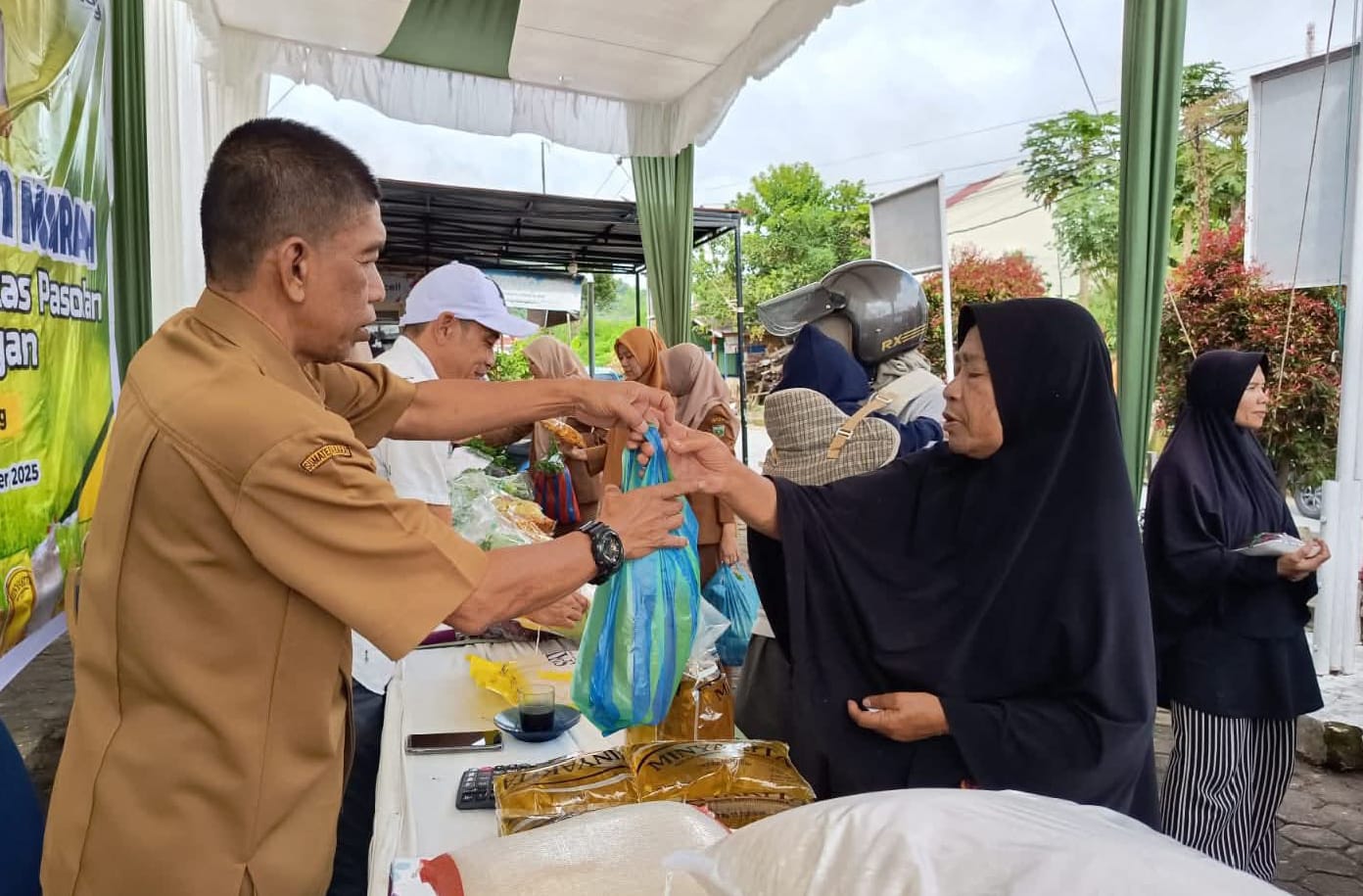 Suasana saat warga belanja pangan murah digelar Dispangtan Kota Padang Panjang, Selasa (16/9/2025).